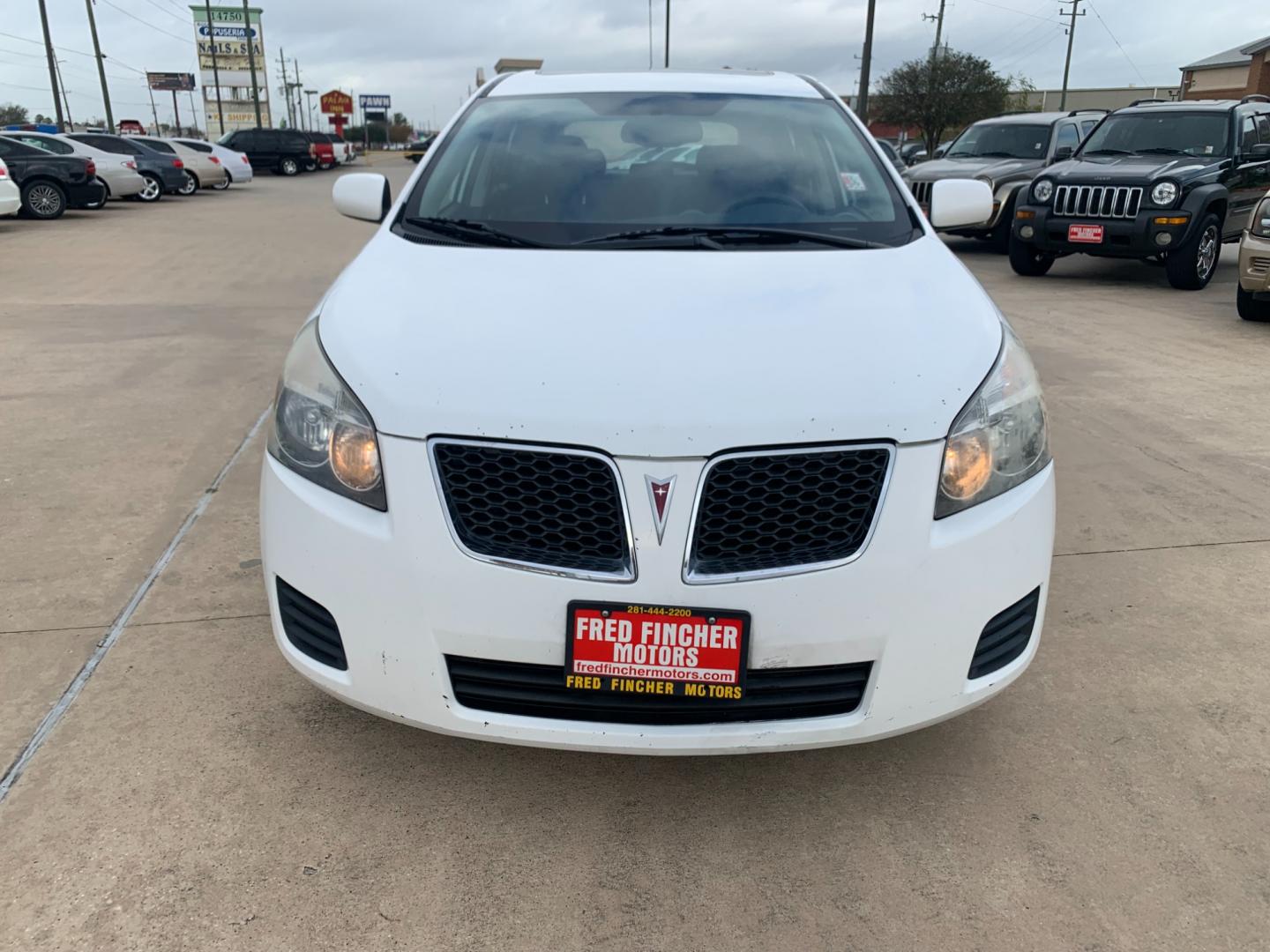 2009 white /black Pontiac Vibe 2.4L (5Y2SP67059Z) with an 2.4L L4 DOHC 16V engine, 4-Speed Automatic Overdrive transmission, located at 14700 Tomball Parkway 249, Houston, TX, 77086, (281) 444-2200, 29.928619, -95.504074 - Photo#1